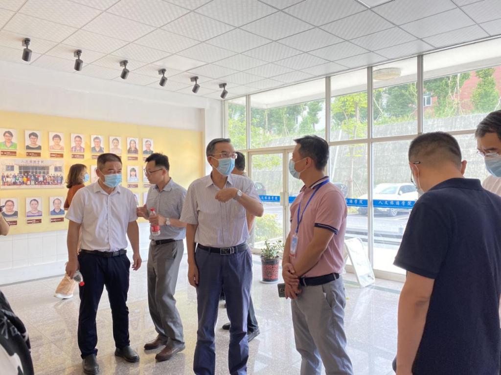 16日下午,人文旅游学院党总支书记孙坤,人文旅游学院副院长史雯娜