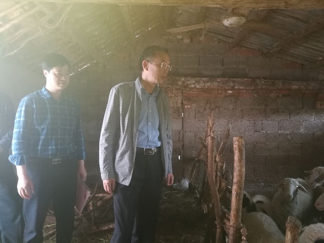 考察养殖场.jpg 考察养殖场.jpg