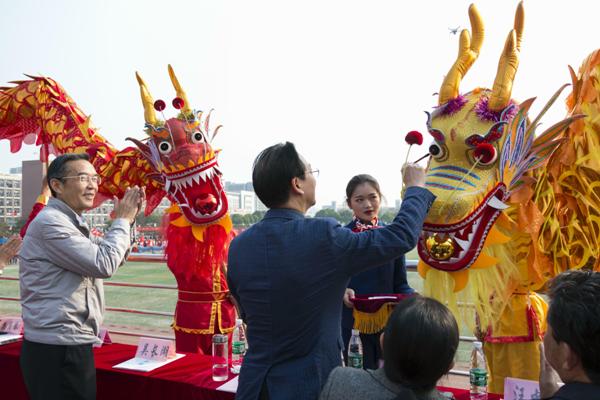 汪书记为龙点睛.jpg 汪书记为龙点睛.jpg