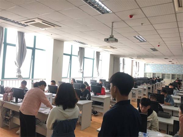 图为学生抽签.jpg 图为学生抽签.jpg