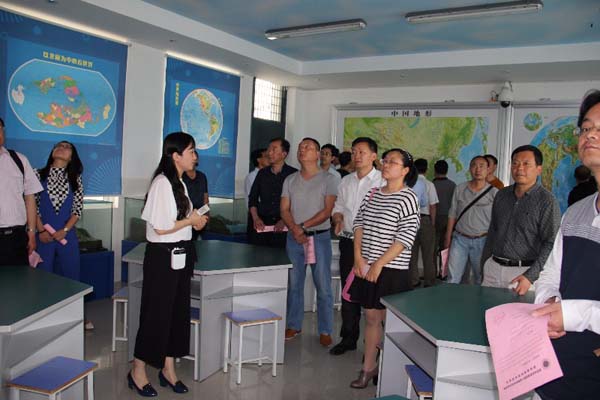 参观南湖中学地理教室.jpg 参观南湖中学地理教室.jpg