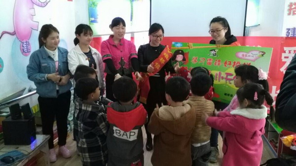 志愿者向小朋友宣传雷锋精神.jpg 志愿者向小朋友宣传雷锋精神.jpg