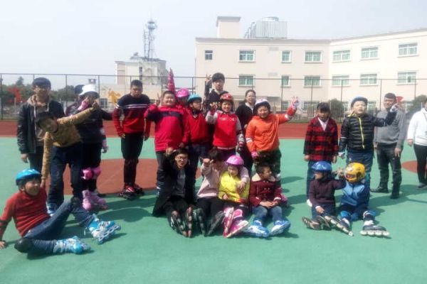 图为志愿者带领同学们练习轮滑.jpg 图为志愿者带领同学们练习轮滑.jpg
