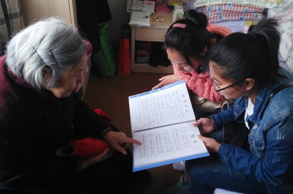 同学们在听老人唱革命歌曲.jpg 同学们在听老人唱革命歌曲.jpg