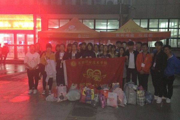 图为同学们在活动现场.JPG 图为同学们在活动现场.JPG