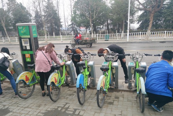 清洗公共自行车.jpg 清洗公共自行车.jpg