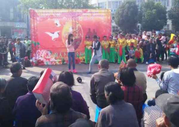 图为同学们为老人们表演节目.png 图为同学们为老人们表演节目.png