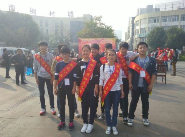 图为公益社志愿者们合影.jpg 图为公益社志愿者们合影.jpg