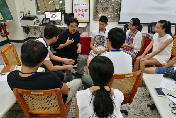 图为老师在与研习营同学交流讨论.jpg 图为老师在与研习营同学交流讨论.jpg