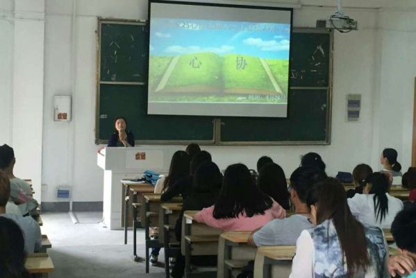 图为中心何玉梅老师讲话.jpg 图为中心何玉梅老师讲话.jpg