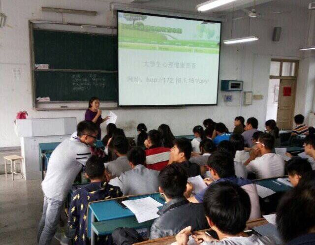 图为何玉梅老师给同学们进行普测培训.jpg 图为何玉梅老师给同学们进行普测培训.jpg