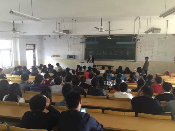 何老师在讲话.jpg 何老师在讲话.jpg